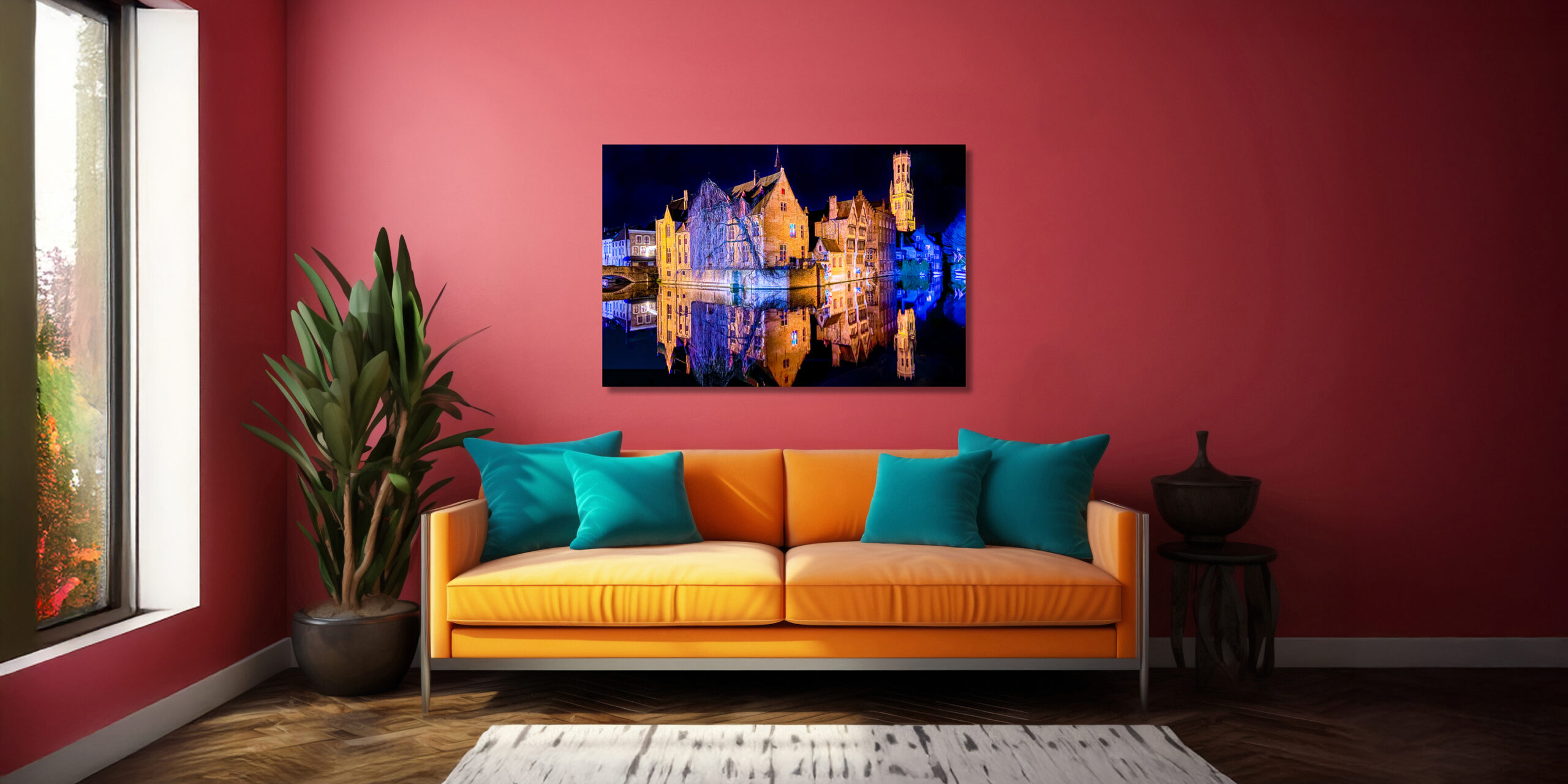 Fotolino-beeld van Brugge bij nacht, ingelijst en getoond boven een oranje zetel tegen een rode muur